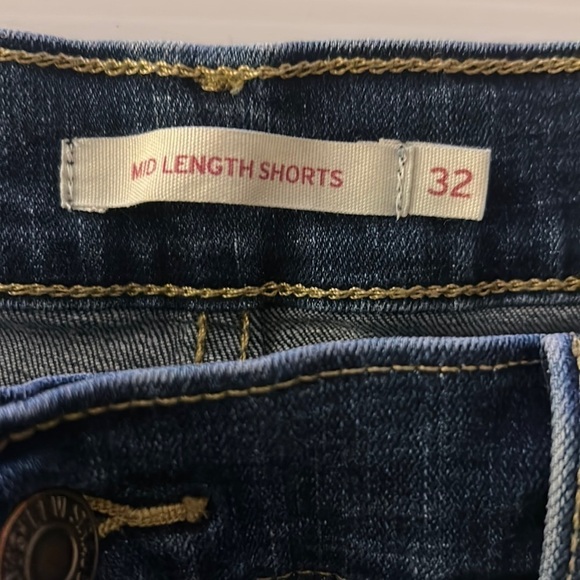 Levi’s Denim Mid Length‎ Shorts - Size 32- Lots of stretch - Picture 3 of 5